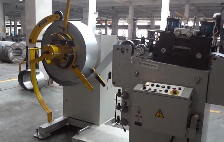 Decoiler & Straightener Feeder 04